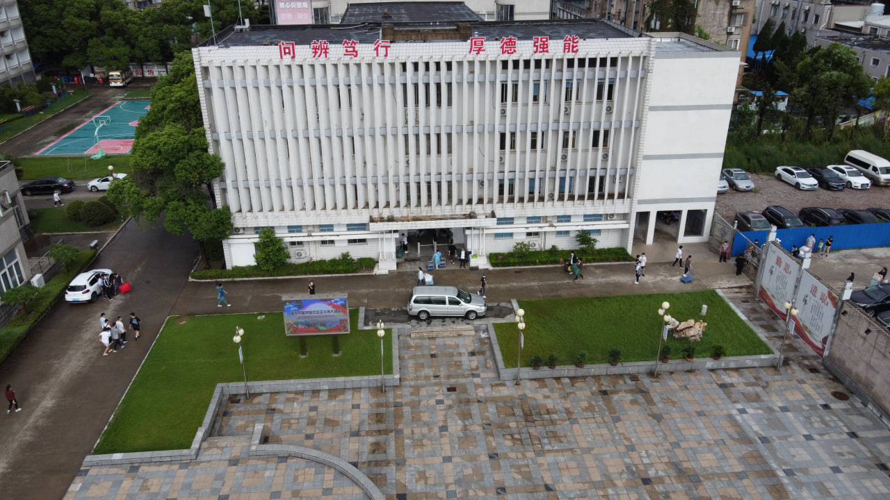 搬入学校时，没有选择封校学习的同学拿无人机拍的照片